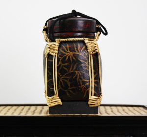 22cm Rice Basket Black & Red Antique with Gold Leaf