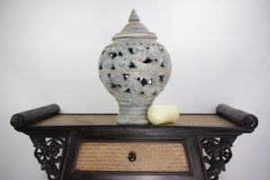 45cm Hand Painted Pottery White Marble Design Includes A Lid